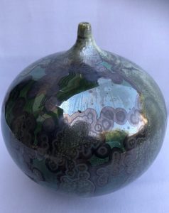 בקבוק נוי קרמי בצבעי ירוק ושחור